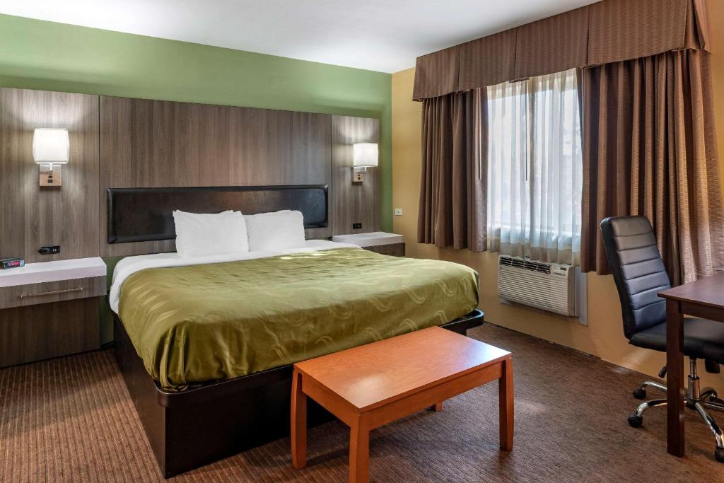 Postel nebo postele na pokoji v ubytování Quality Inn