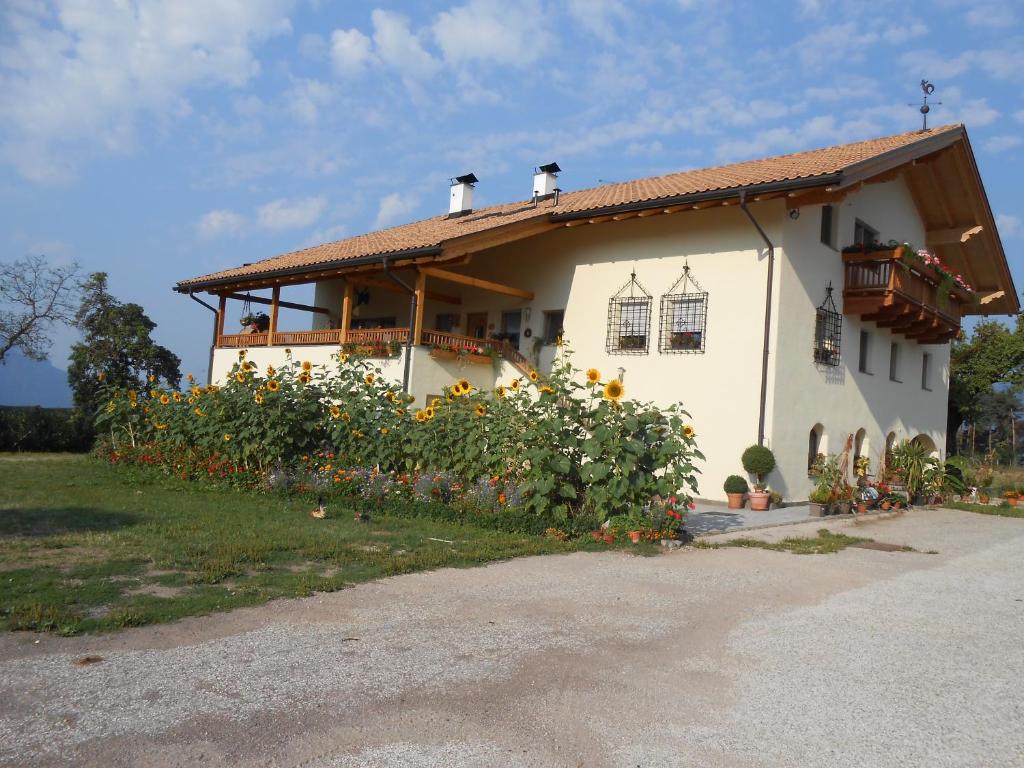 een wit huis met een balkon en bloemen bij Stimpflhof in Aldino