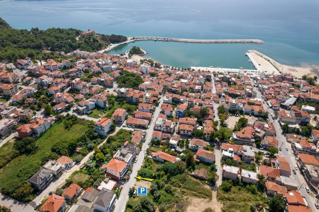 een luchtzicht op een stad en de oceaan bij STUDIOS NIKOS in Limenaria