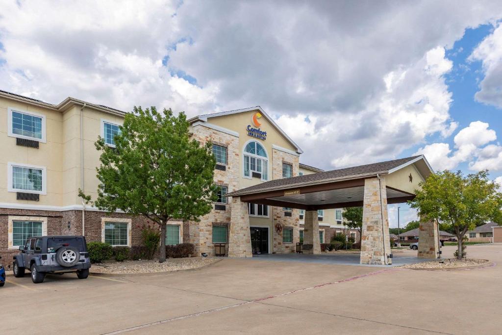 a hotel with a car parked in a parking lot at Comfort Inn & Suites Gatesville near Fort Cavazos in Gatesville