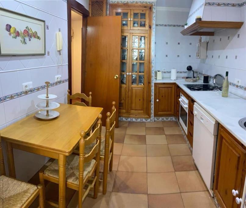 Fotografia z galérie ubytovania Apartamento en primera línea de playa con piscina. v destinácii El Puerto de Santa María
