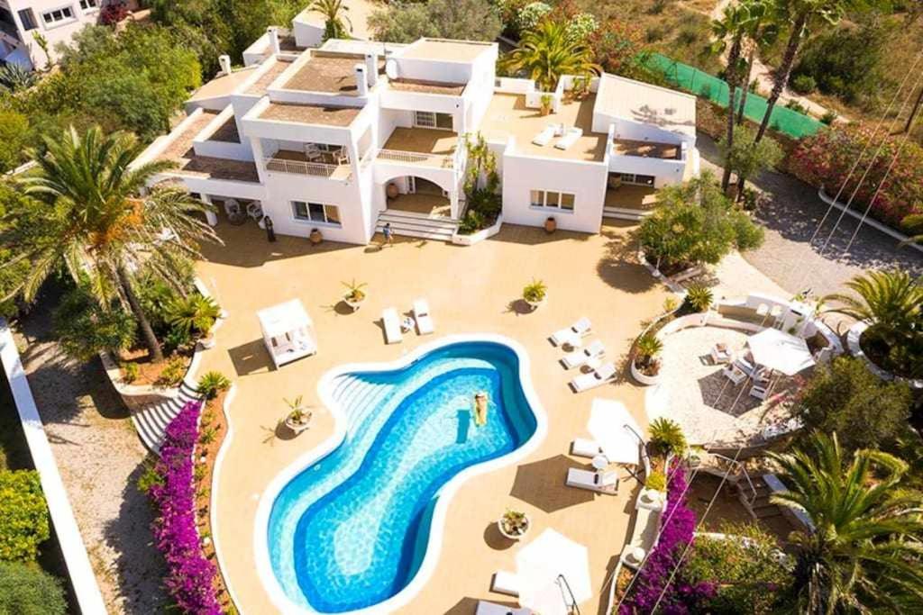 una vista aérea de una casa con piscina en Gorgeous Villa near Ibiza centre, en Santa Eulària des Riu