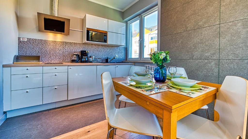 Kuchyňa alebo kuchynka v ubytovaní Apartamenty Cicha by Royal Aparts