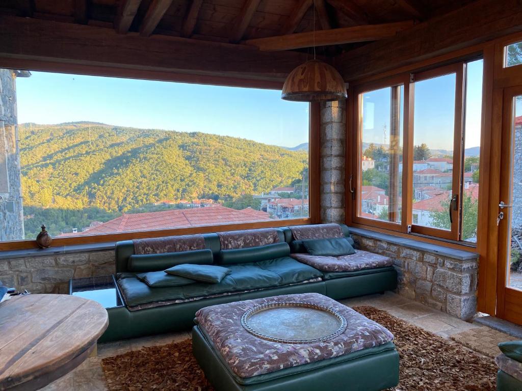 ein Wohnzimmer mit einem Sofa und einem Tisch in der Unterkunft Villa Ardamis Karyes in Karyes