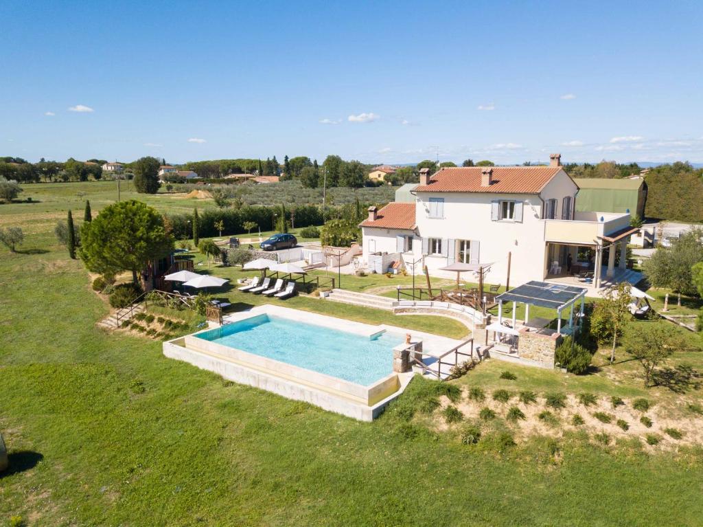 - une vue aérienne sur une maison avec une piscine dans l'établissement Casa Romano by VacaVilla, à Cortone
