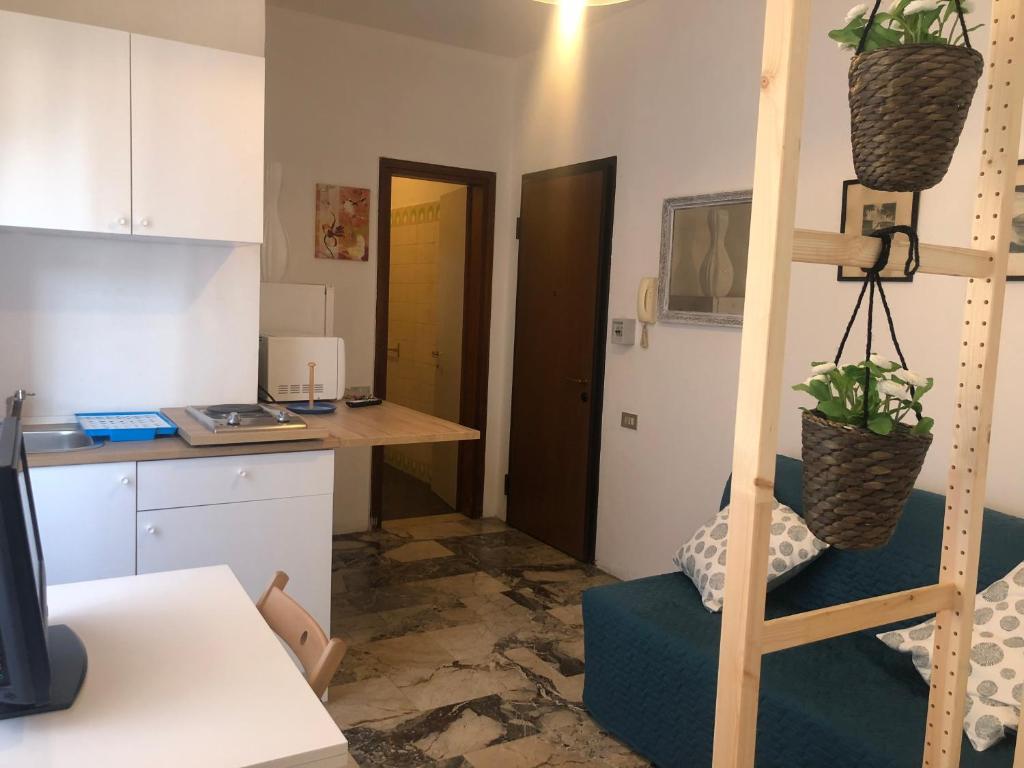 A kitchen or kitchenette at Appartamento Martini 33