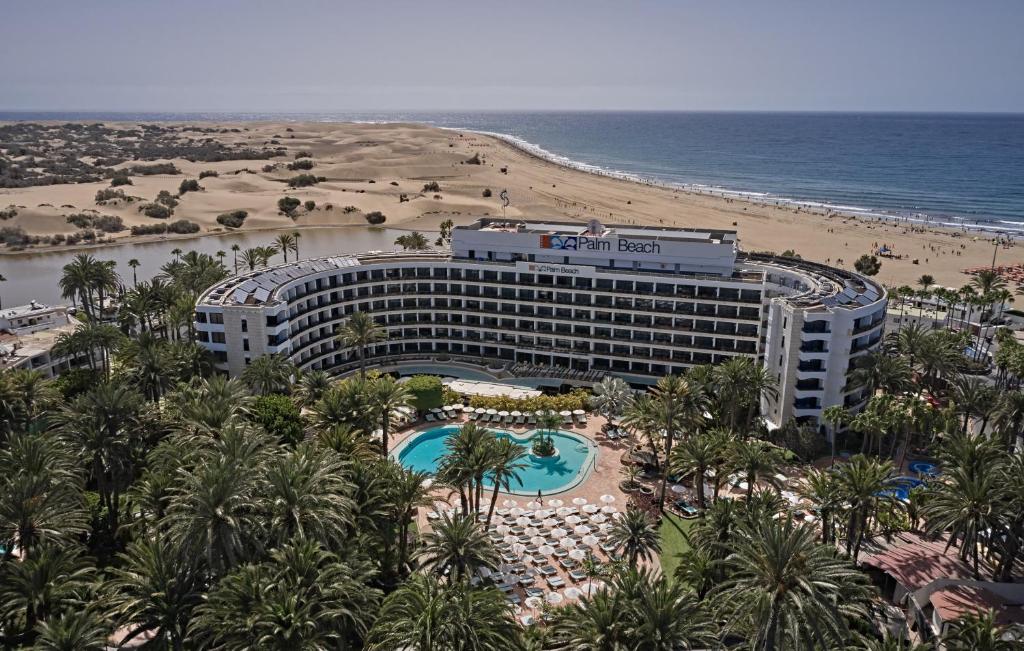 een luchtzicht op een hotel en het strand bij Seaside Palm Beach in Maspalomas