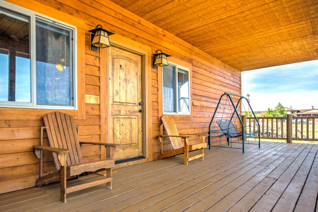 Balkón nebo terasa v ubytování Rustic Bryce Canyon Home with Deck on Sevier River!