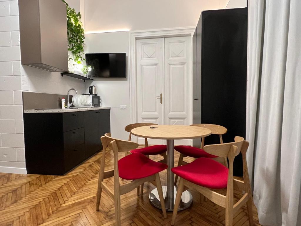 利維夫的住宿－利沃夫中心公寓式酒店- 利沃夫，一个带木桌和椅子的小厨房