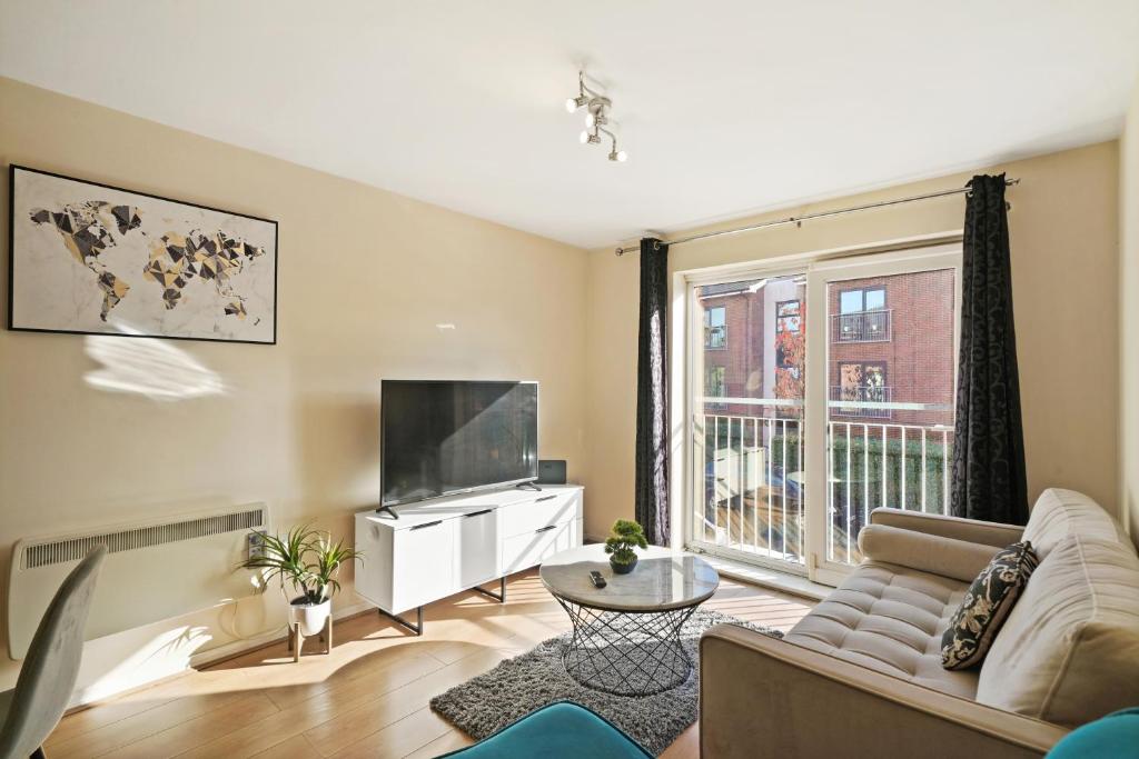 Modern 2 Bed Flat Near the The Canal with Free Parking by Xenox Property Group