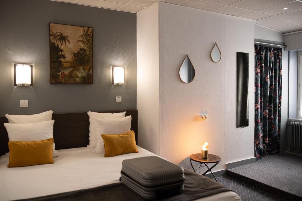Cette chambre d'hôtel comprend un lit avec bougie. dans l'établissement Hotel de Normandie, à Lyon