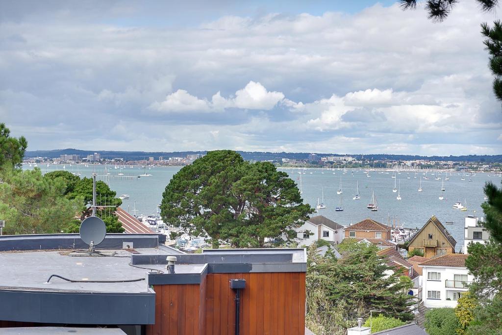 vistas a un puerto con barcos en el agua en Luxury 3bd penthouse with roof terrace and hot tub, en Canford Cliffs