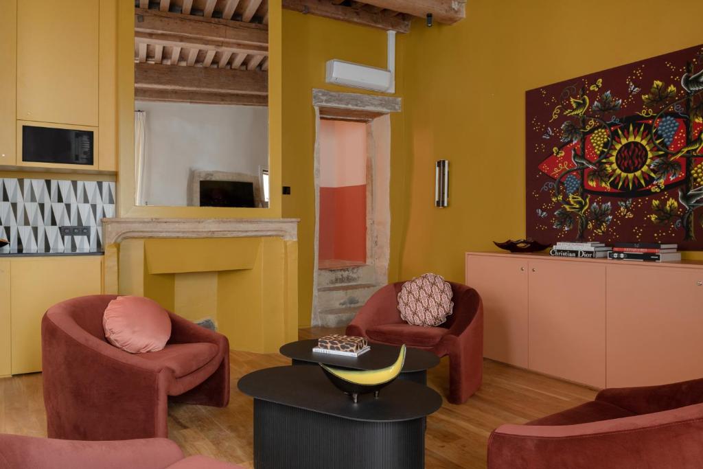 TV a/nebo společenská místnost v ubytování MiHotel Saint Jean