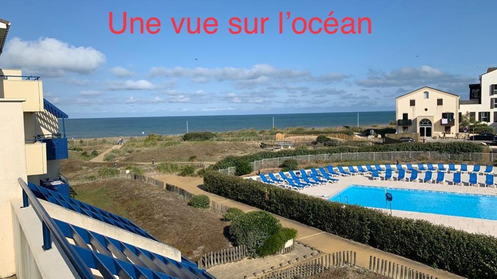 mit Blick auf den Pool und das Meer in der Unterkunft SUPERBE T3 LES PIEDS DANS L'EAU, parking, piscine en été in Lacanau-Océan