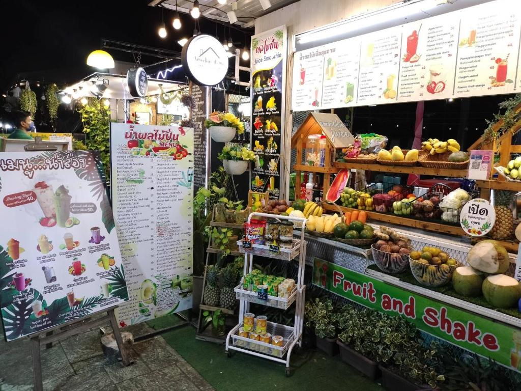 Supermarket nebo jiné obchody v  hotelu nebo okolí