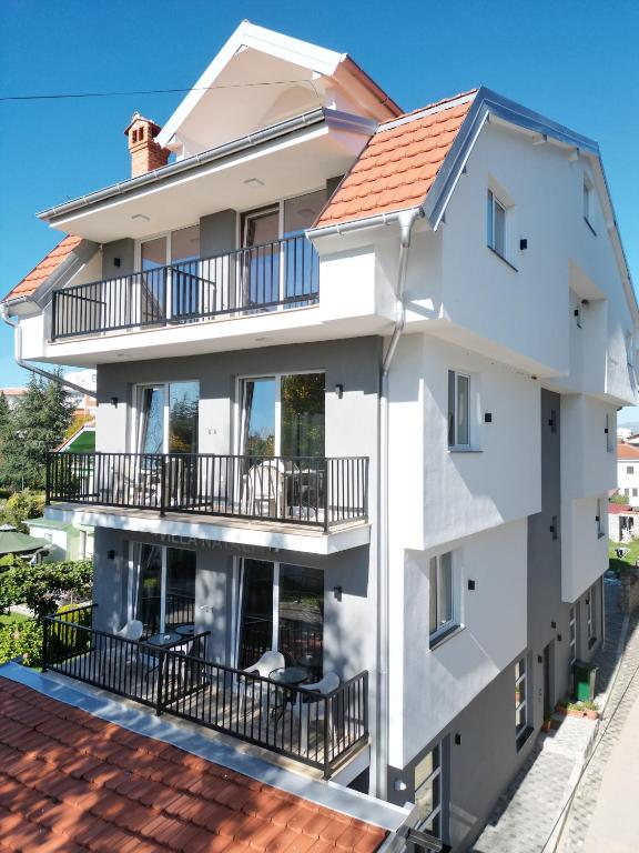 un edificio bianco con il tetto rosso di Villa Natali 2 a Ohrid