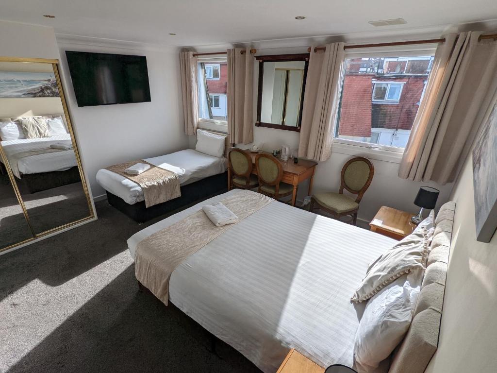 
Family Room (3 Adults)
