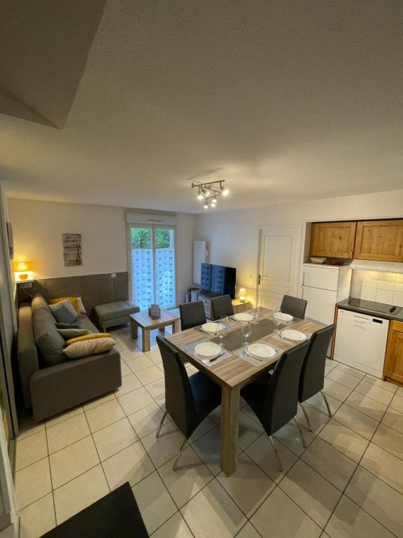 a kitchen and living room with a table and chairs at Appartement 65m² idéalement placé pour 6 pers. in Brides-les-Bains