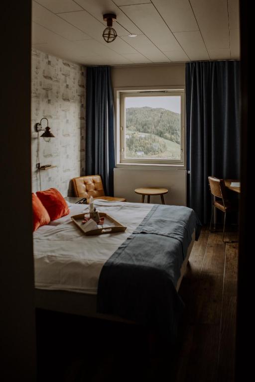 Postel nebo postele na pokoji v ubytování Bakkalandet Hotel