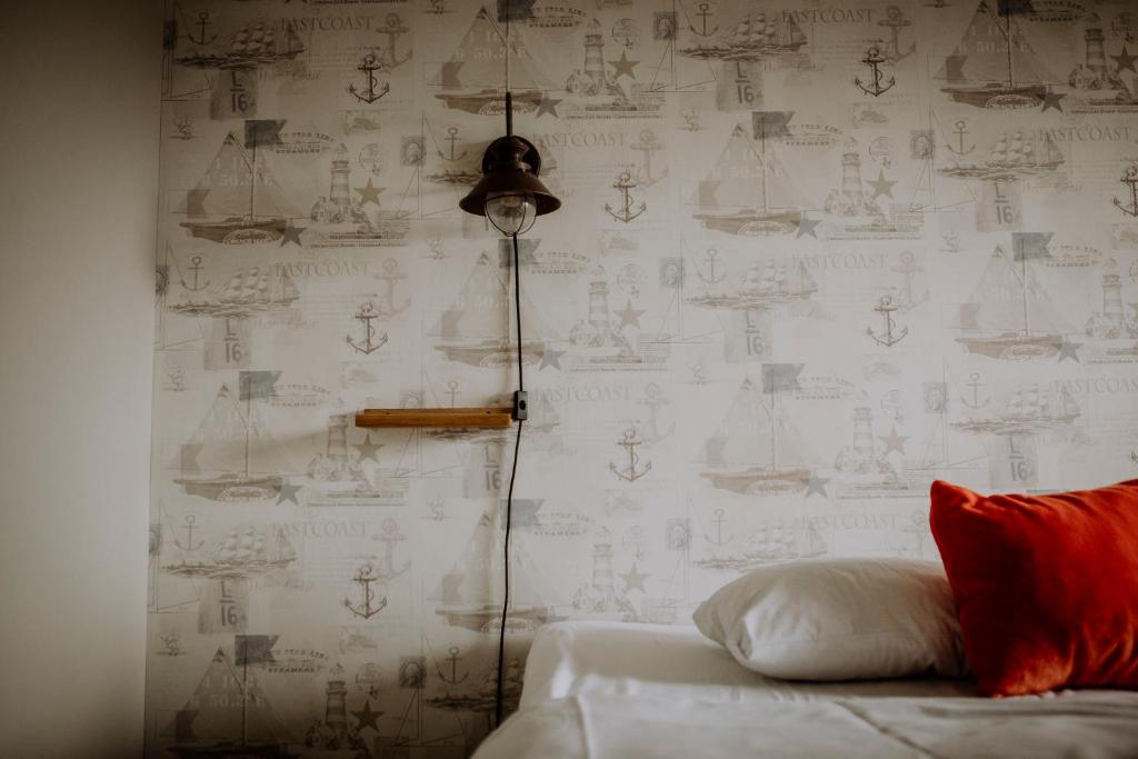 Postel nebo postele na pokoji v ubytování Bakkalandet Hotel