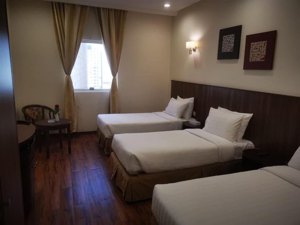 سرير أو أسرّة في غرفة في فندق كارم مكة - Karim Makka Hotel