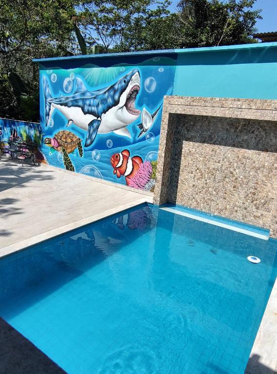 Swimmingpoolen hos eller tæt på MARAVISTA SUÍTES Ubatuba