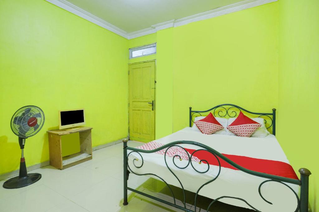 Tempat tidur dalam kamar di SPOT ON 91879 Emes Jaya Homestay