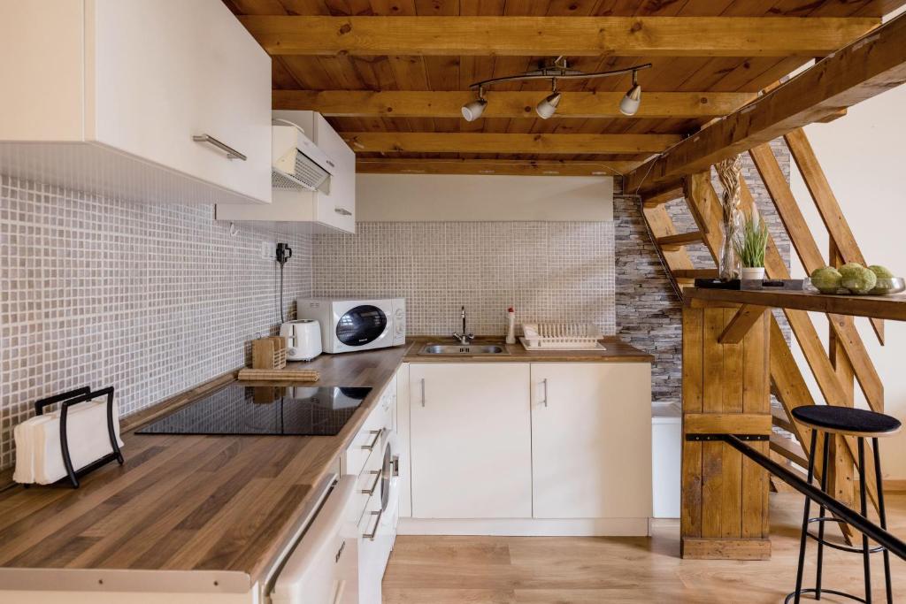 Kuchyňa alebo kuchynka v ubytovaní Andrássy 53 2bedroom Center Apartment