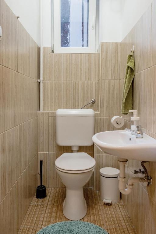 Kúpeľňa v ubytovaní Andrássy 53 2bedroom Center Apartment