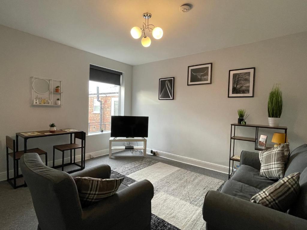 LincolnshireにあるWindmill View Apartmentsのソファ2つとテレビのあるリビングルーム