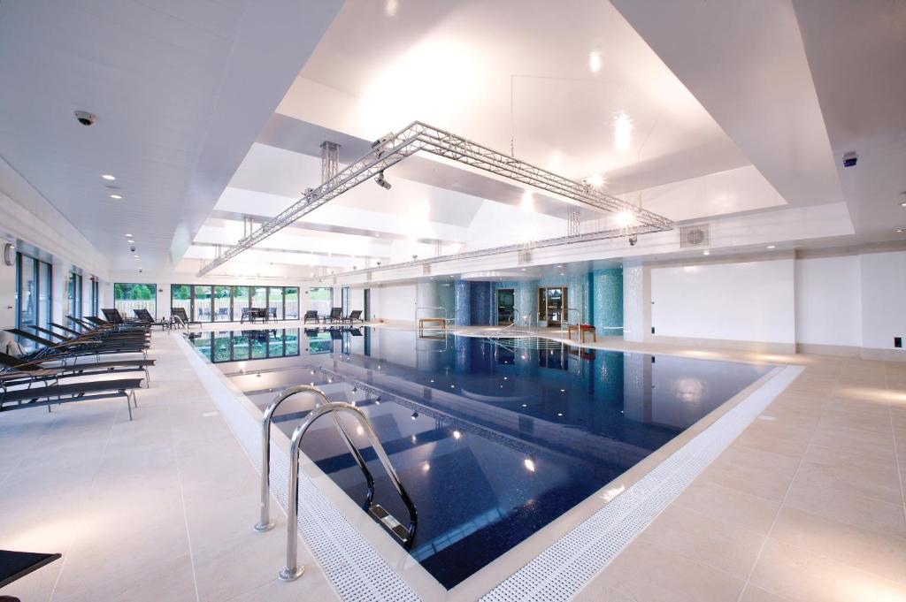 - une grande piscine dans un grand bâtiment dans l'établissement Donnington Valley Hotel, Golf & Spa, à Newbury