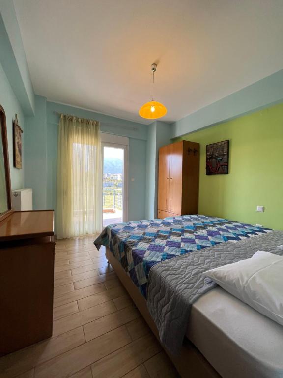 Postel nebo postele na pokoji v ubytování Olympian Two Floor Apartment