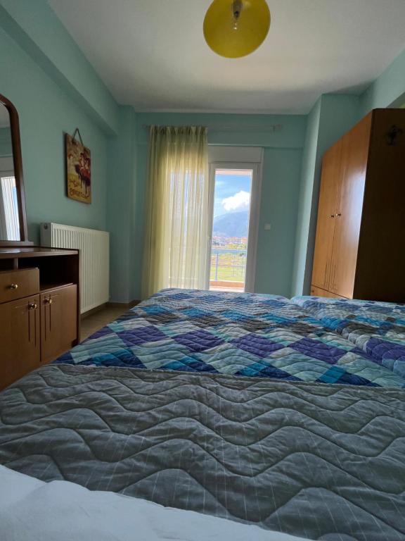 Postel nebo postele na pokoji v ubytování Olympian Two Floor Apartment