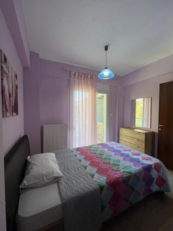 Postel nebo postele na pokoji v ubytování Olympian Two Floor Apartment