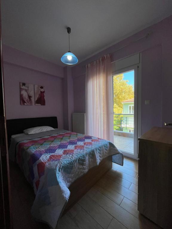 Postel nebo postele na pokoji v ubytování Olympian Two Floor Apartment