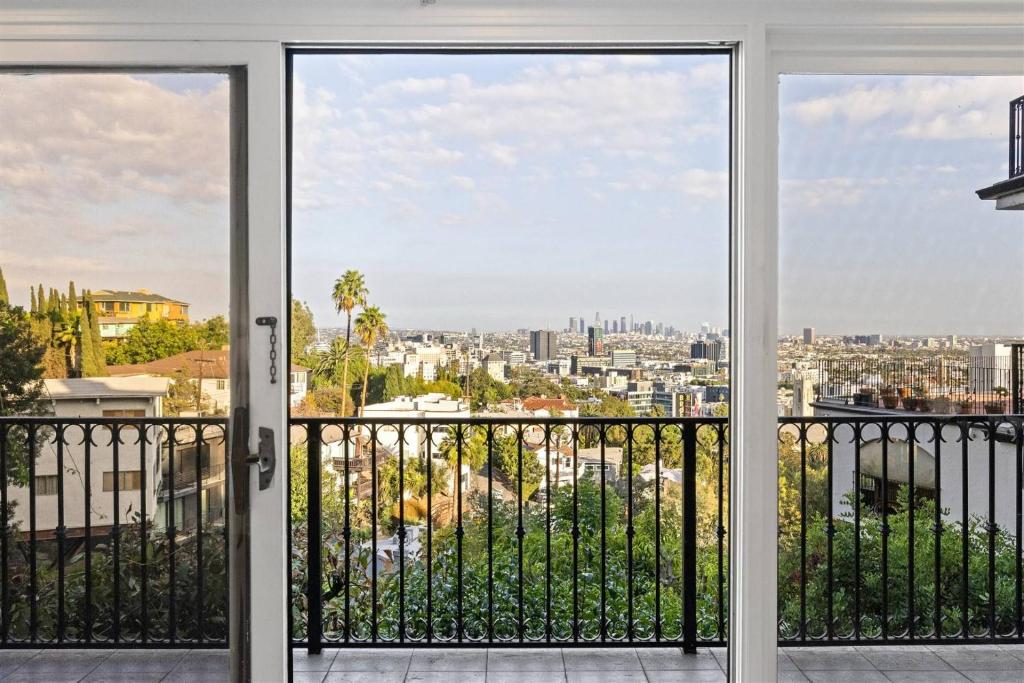 vistas a la ciudad desde el balcón de una casa en Sycamore Villa II, en Los Ángeles