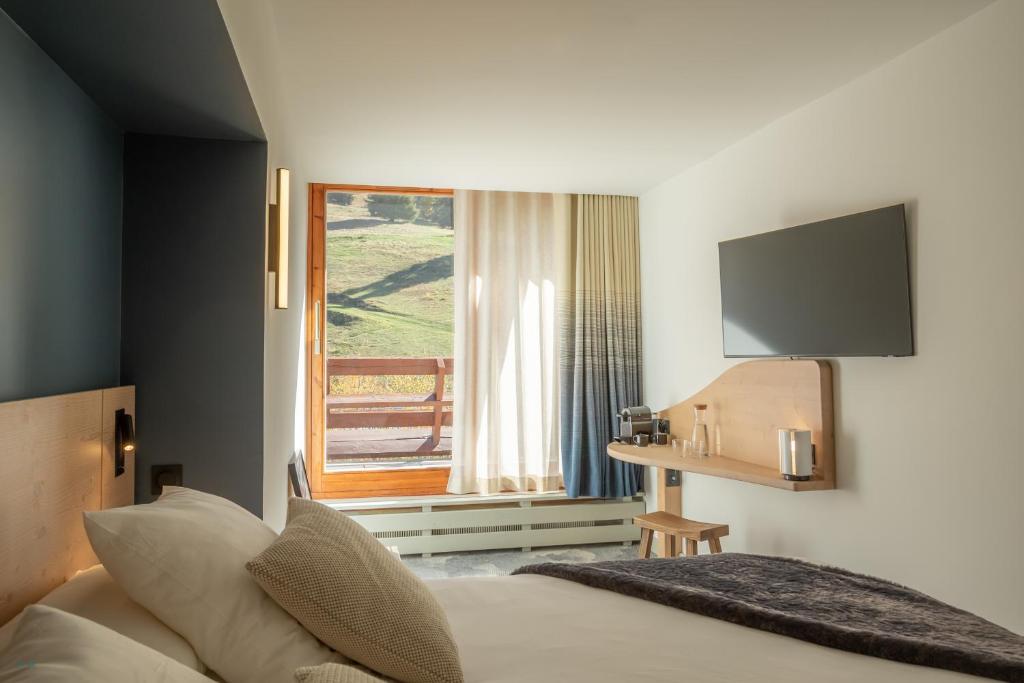 TV a/nebo společenská místnost v ubytování La Cachette, Friendly Hotel & Spa