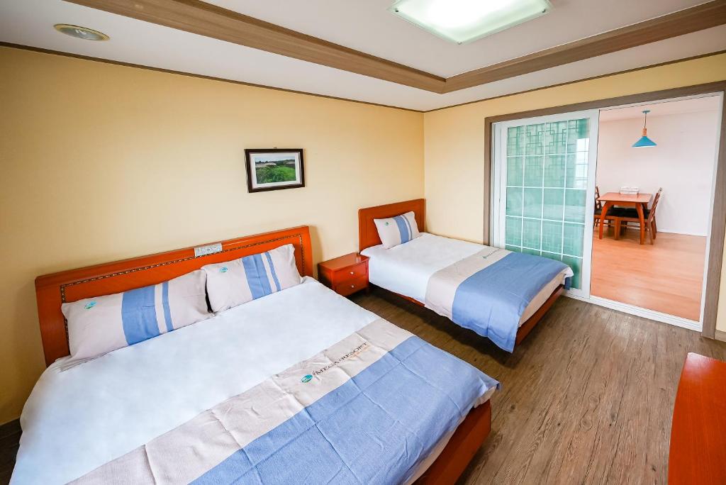 Postel nebo postele na pokoji v ubytování Mega Resort
