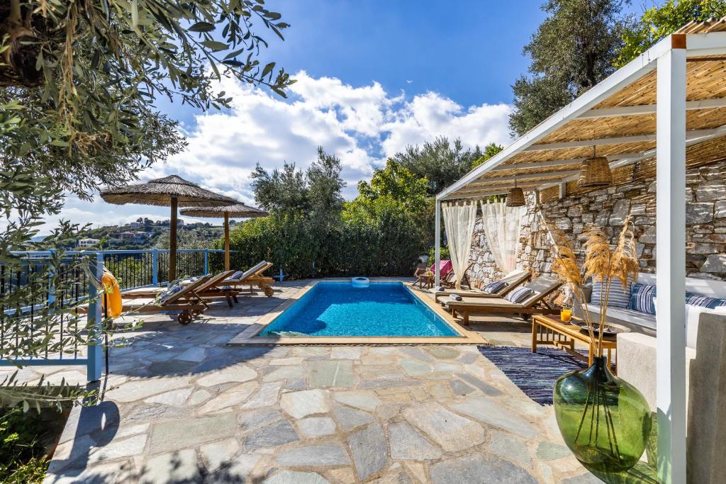 Basen w obiekcie villa Avaton near Skopelos town lub w pobliżu
