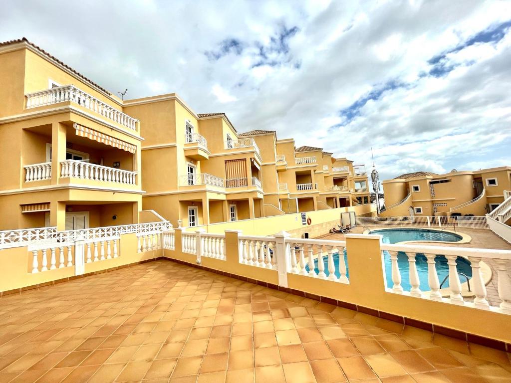 een balkon van een gebouw met een zwembad bij Benimar 64 in Adeje