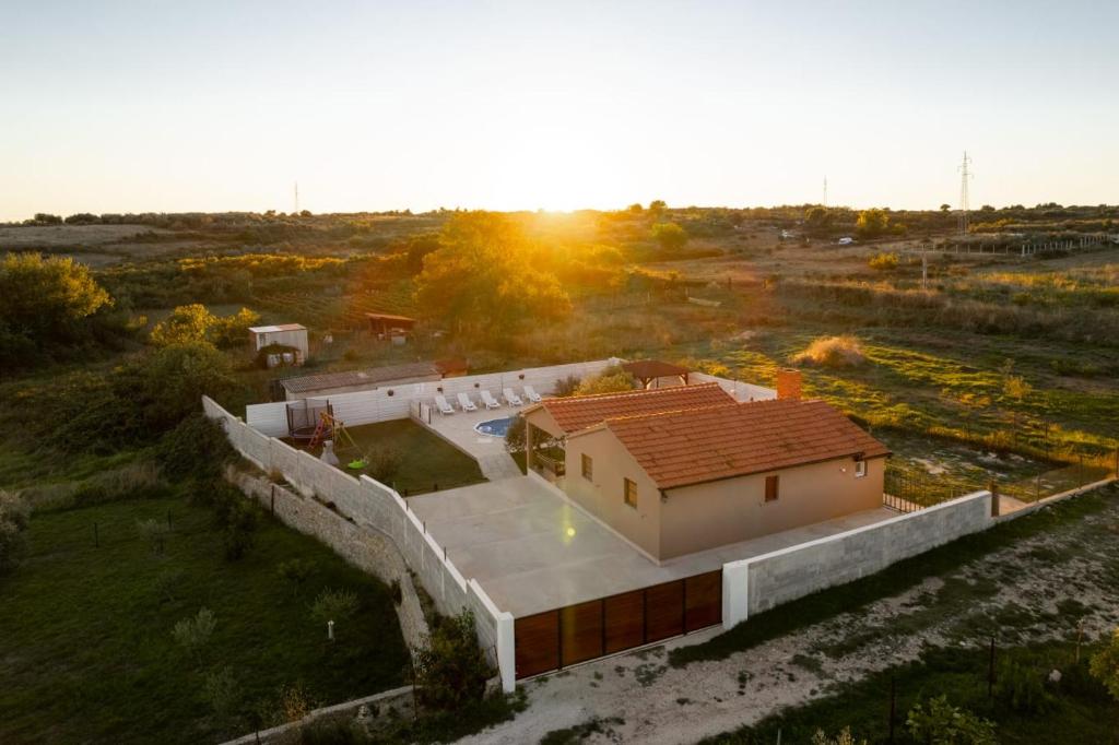 Východ nebo západ slunce při pohledu z apartmánu nebo okolí