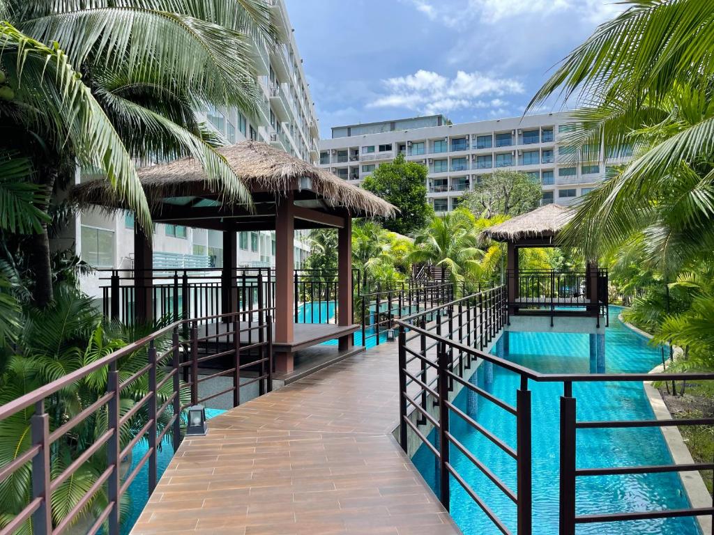 Utsikt mot bassenget på Laguna Beach Resort 3 Maldives eller i nærheten