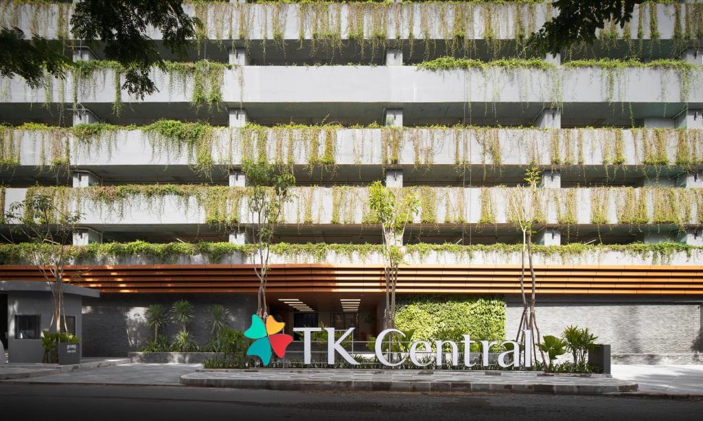 TK Central Serviced Apartments في بنوم بنه: مبنى عليه نباتات