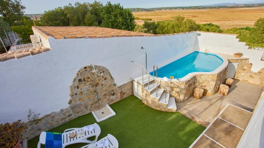 una vista aérea de una casa con piscina en Finca el Relio Vejer de la Frontera - El Palmar by Ruralidays, en Cádiz