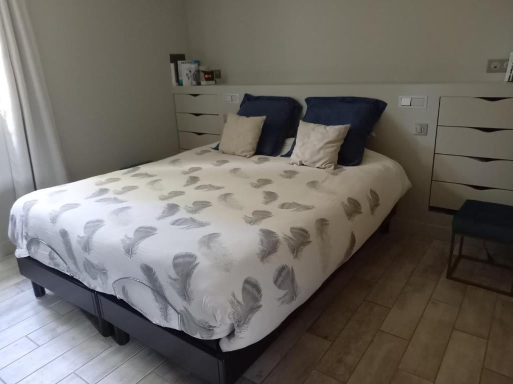 Posteľ alebo postele v izbe v ubytovaní MANOIR AU CALME 10 KM DU MANS