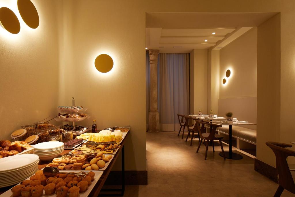 a buffet in a restaurant with a table of food at Hotel Dei Dragomanni in Venice