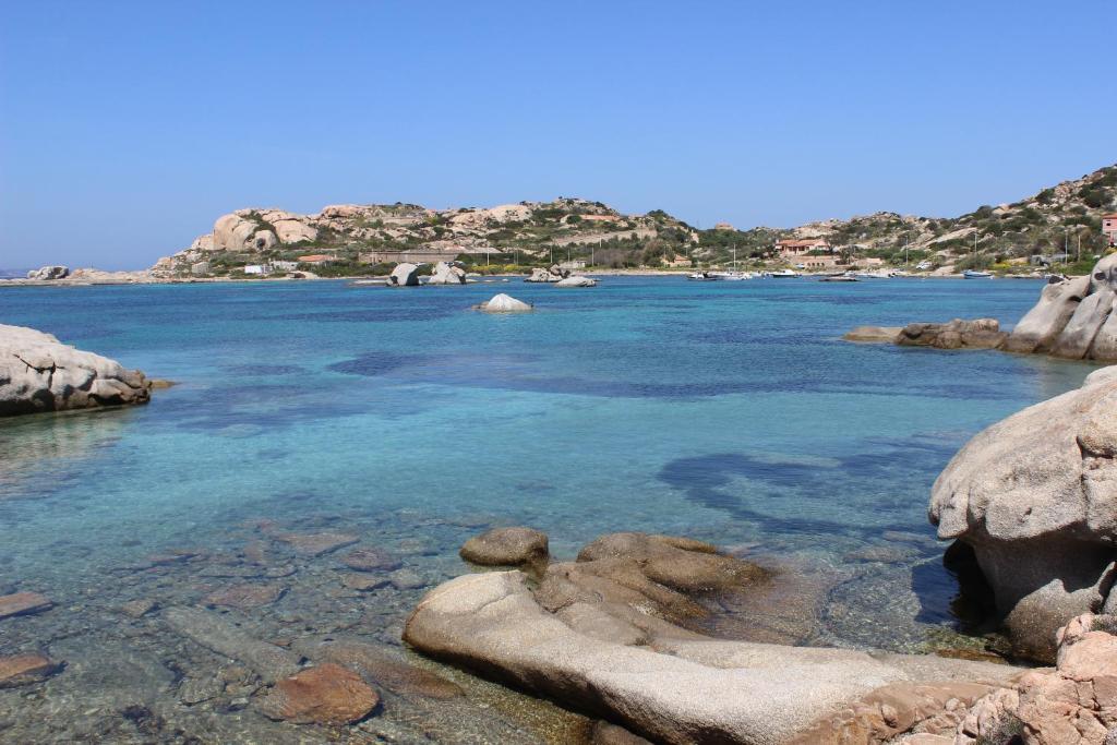 widok na zbiornik wody z kamieniami w obiekcie Residence con piscina a 4 km da Baja Sardinia w mieście Cala Bitta