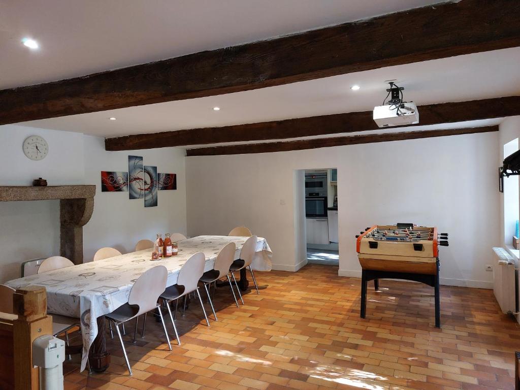 een grote eetkamer met een tafel en stoelen bij La cambuse des gones - Gîte 3 chambres in Thurins