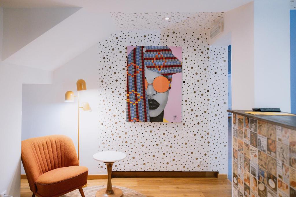 uma sala de estar com uma parede com uma fotografia em The Lx Hill em Lisboa