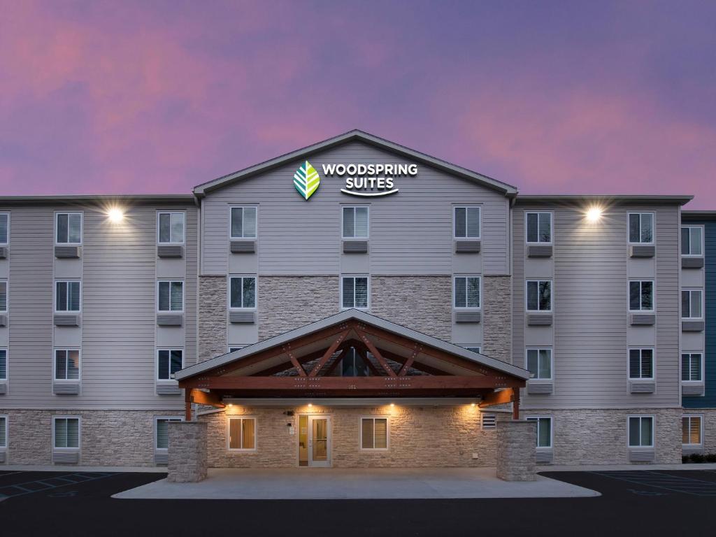 eine Darstellung eines Hotels auf der Vorderseite eines Gebäudes in der Unterkunft WoodSpring Suites Austin Central in Austin